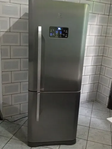 Refrigerador Electrolux frost free com freezer inverter um painel digital na porta semi-no