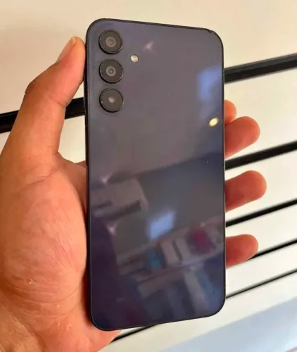 A15 128 GB  6 de ran NFC tela original nunca trocado porém tem um trincado fiu de cabelo 