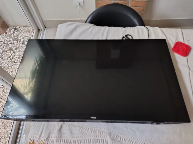 Smart tv Philips 43" com defeito