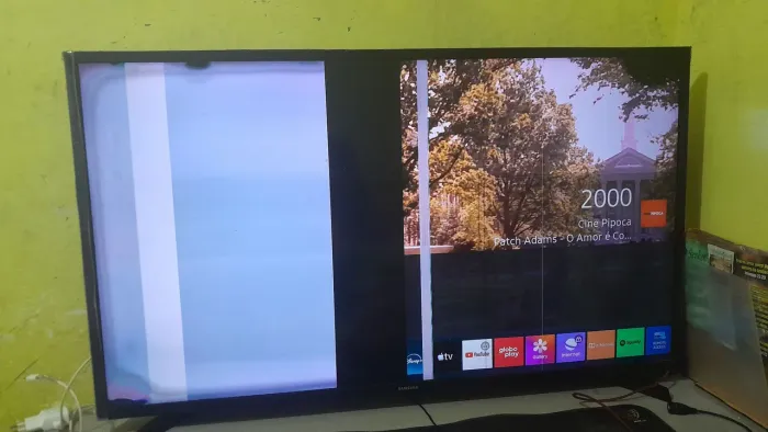 Televisão smart com tela danificada