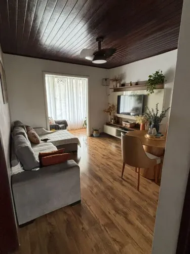 Alugo casa no Tanque - Jacarepaguá com 2 quartos( sendo um suíte) e 2 banheiros