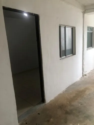 Aluga-se casa 1/4 sala, cozinha banheiro 650,00 