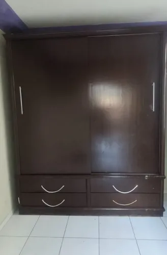 Guarda-Roupa Casal Cor Mogno escuro com Portas de Correr Usado