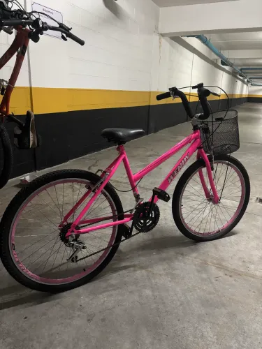 Bicicleta Rosa Wendy Aro 26 com Marchas + Aros Viper + Cestinha