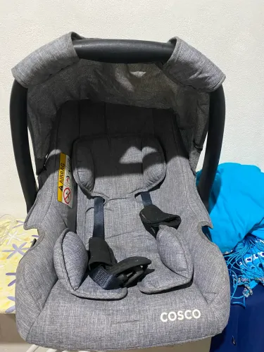 Carrinho de bebê e bebê conforto 