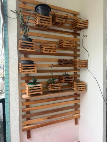 Painel ripado 2,00 x 1,00 em pinus (acompanha cachepôs)