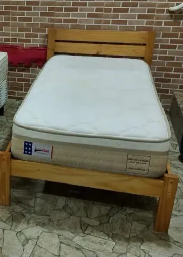 Cama de madeira com colchão 