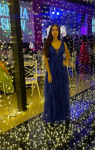 Vestido de formatura azul decote em v em tule com brilhos