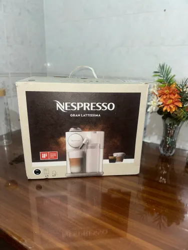 Cafeteira nespresso gran latissima, completa semi nova! 