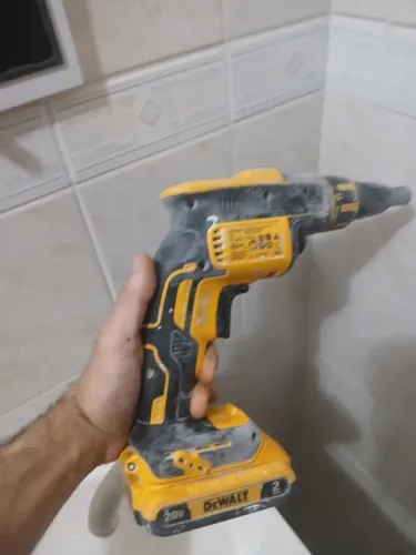 Parafusadeira dewalt com a bateria