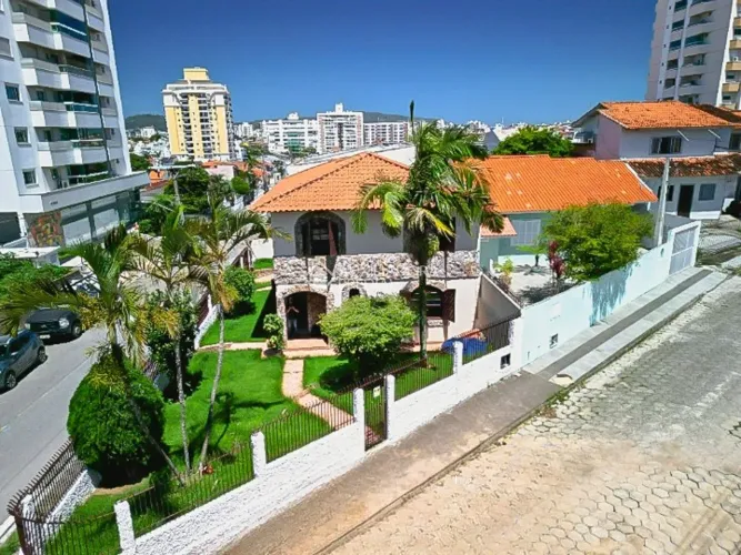 Casa com 05 dormitórios em Barreiros, São José - SC