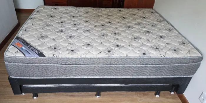 Cama de casal com box e cama auxiliar. 