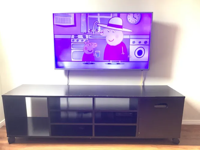 TV Samsung e Rack preta