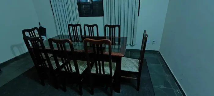 Mesa de jantar de madeira e vidro com 8 cadeiras