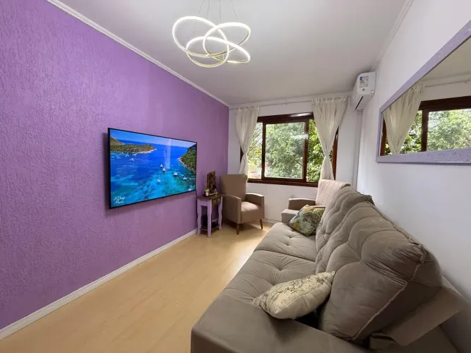 Apartamento com 02 quartos (01 suíte) e 01 vaga escriturada no Bairro Azenha