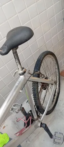 Vendo bicicleta,os pneus baixos e com uma folga.