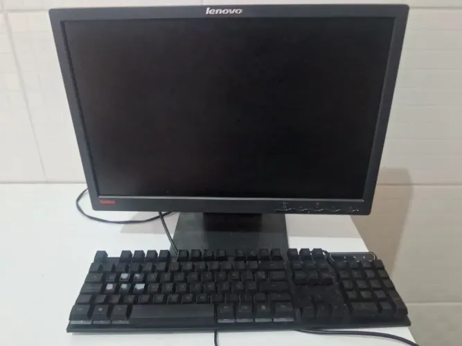 Monitor com teclado 