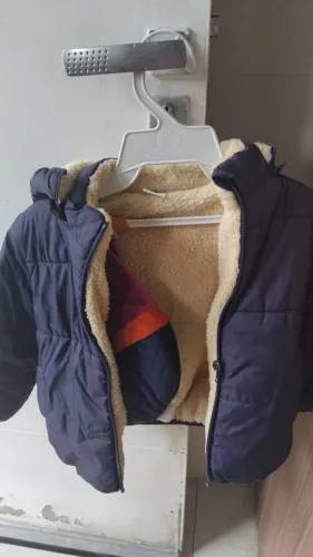 Jaqueta peluciada com capuz tamanho 3 unisex
