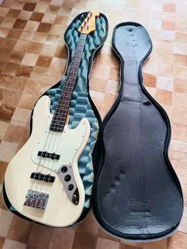 Baixo SX com case incluso 