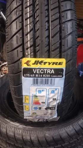 Kit 4 pneus 175/65R14 sem uso marca JK.