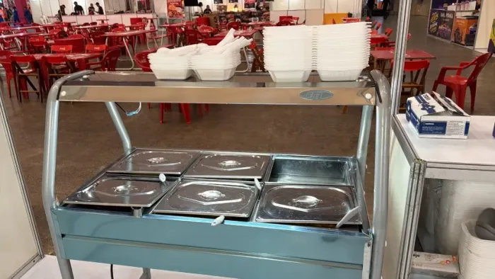 Buffet térmico ou balcão térmico para alimentos.