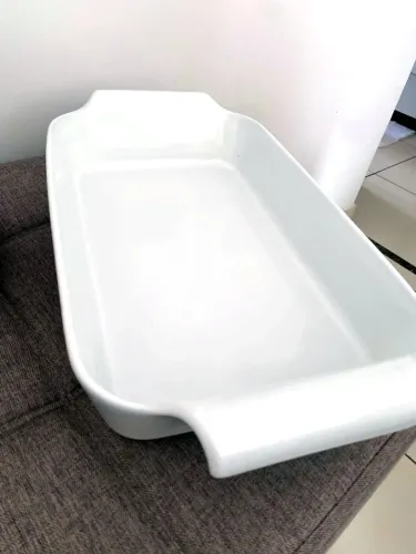 Travessa de porcelana branca com alças