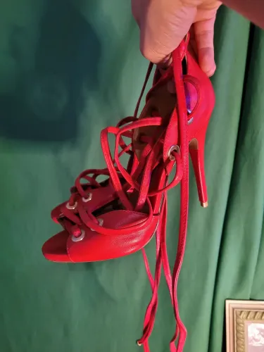 Sandália de salto vermelho