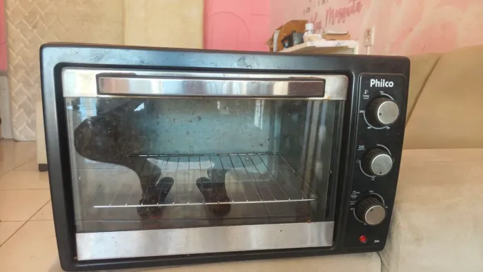 Forno elétrico Philco de 38 litros. 
