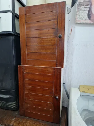 Armário Antigo de madeira com formica.