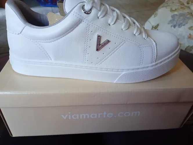 Tênis feminino apenas na cor Branca apenas duas numerações, tamanho 37 / 39. Na loja $200