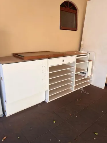 Balcão de loja com tampo de vidro.