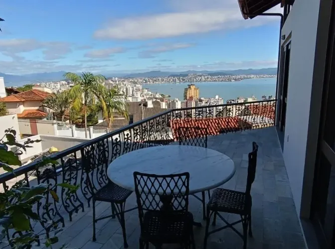 Casa com 4 suítes para Alugar em Florianópolis/SC!