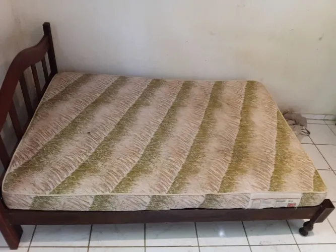 Cama de casal e colchão