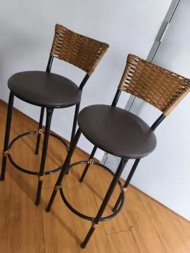 Par de Banquetas Altas com Encosto em Junco/Fibra e Assento Estofado