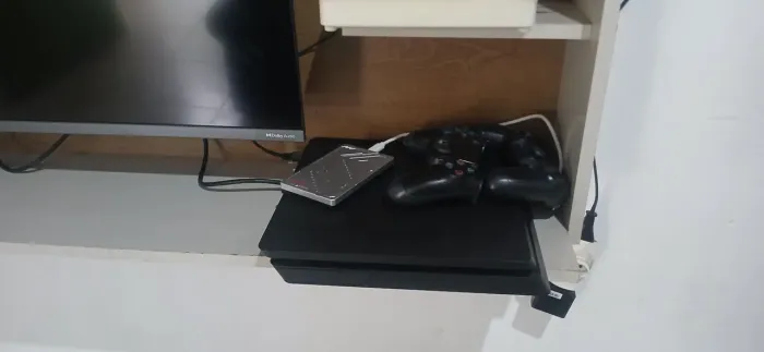 Vendo ps4 slim 500gb de memória e mais HD externo de 1tb