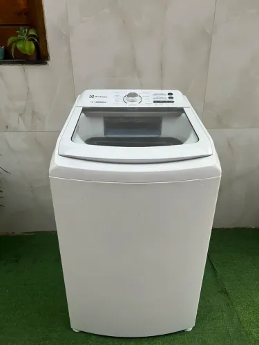 Máquina de lavar, em ótimos estado, poucas marcas de uso 