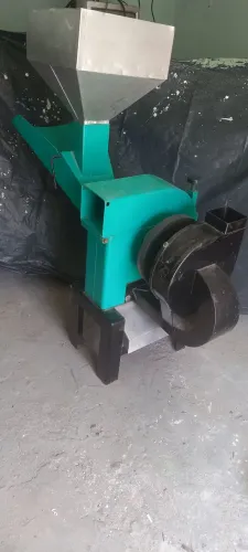Maquina desentegradora de milho e picadeira de capim.