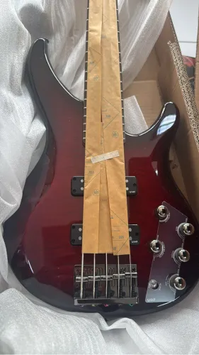 Baixo Yamaha 5 cordas TRBX605