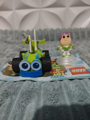 Buzz lightyear 100anos disney e Carrinho rc lego toy story( so o carro como na foto!)