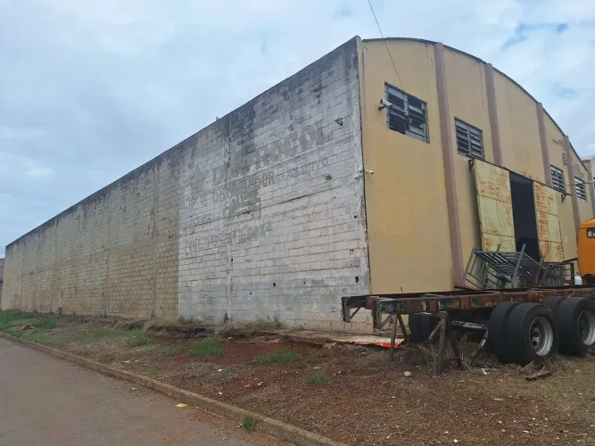 Galpão Comercial e Industrial 1000 m2 de construção, 1187 m2 de terreno, próximo à BR 153