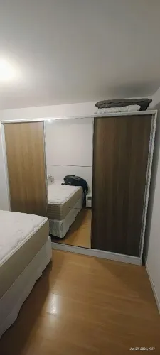 Guarda roupas casal com porta de correr e espelho