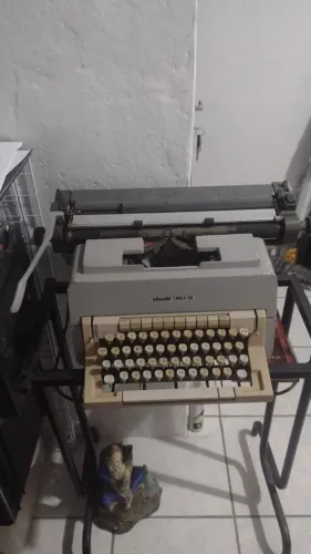 Máquina de datilografia Olivetti Linea 98