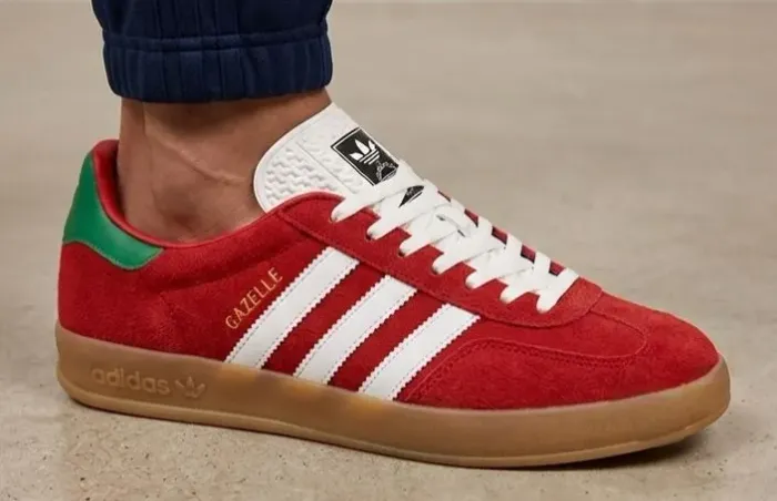 Tênis vermelho camurça estilo gazele
