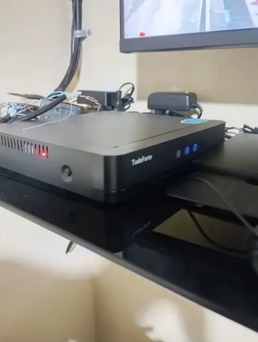 Vendo aparelho de câmera DVR tudo forte 4 canais um mês de comprado
