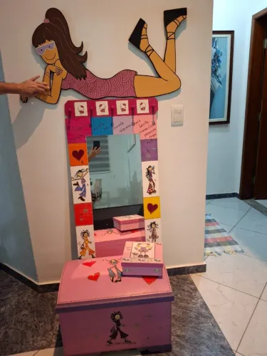 espelho com quadro, baú e pequena caixa decoradas