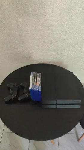 PS4 + 2 controles + 5 jogos físicos