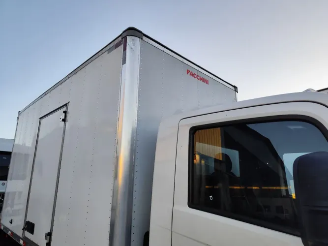 Baú Express/ Iveco Daily 4.30 x 2.45 alt