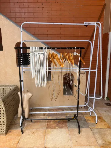 Arara com cabides desapego