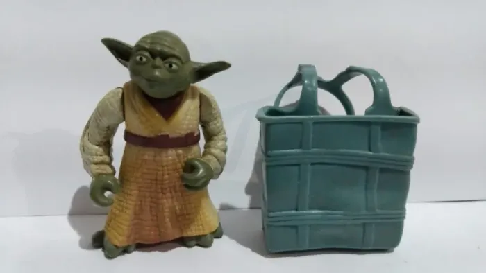 Brinquedo miniatura Star Wars Yoda Power of the force.