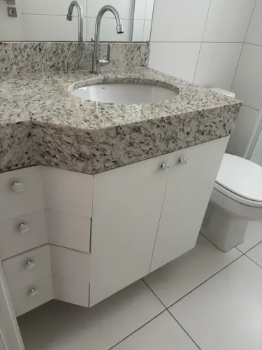 Armário de banheiro em mdf branco 